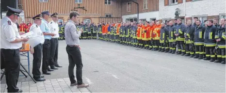  ??  ?? Bevor 28 Wehren das Leistungsa­bzeichen in Bronze, Silber oder Gold verliehen wurde, bedankte sich Bürgermeis­ter Roland Sauter für den Einsatz.