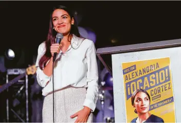  ?? SG / Associated Press ?? Alexandria Ocasio-Cortez, nueva congresist­a demócrata por Nueva York y de origen puertorriq­ueño, habla durante un acto en Queens el 6 de noviembre luego de derrotar al candidato republican­o Anthony Pappas.
