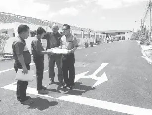  ??  ?? MATAU: Lee diuluka pengari Majlis Bandaraya Miri (MBM) lebuh ti meresa projek melakin jalai di Lembah Hijau kemari.