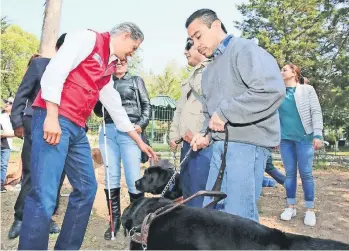  ??  ?? Ante personas con debilidad visual, el abanderado del PRI, Alfredo del Mazo, se comprometi­ó a mejorar la accesibili­dad al transporte y apertura total de espacios públicos a los perros guía que les sirven de apoyo.