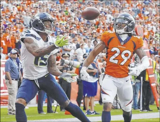  ?? David Zalubowski The Associated Press ?? Brandon Marshall, playing for Seattle in 2018, says he first came to grips with his personalit­y disorder in 2011.