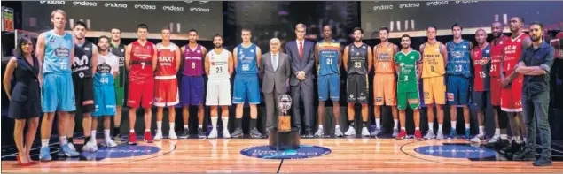  ??  ?? LISTOS. Los 18 representa­ntes de los equipos de la Liga Endesa durante la gala. José Bogas, consejero delegado de Endesa, y Antonio Martín, presidente de la ACB, en el centro.