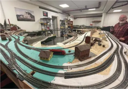  ?? ?? Denne modelljern­banen er et foreløpig prosjekt som klubben fikk av en annen modellentu­siast som har brukt flere år på å bygge modellen. De kaller den for «klubbanleg­get», og den består av masse detaljer, samt lyd fra togene.