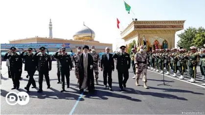  ?? ?? Ali Jamenei junto a militares en Teherán.