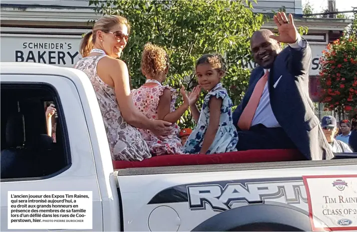  ?? PHOTO PIERRE DUROCHER ?? L’ancien joueur des Expos Tim Raines, qui sera intronisé aujourd’hui, a eu droit aux grands honneurs en présence des membres de sa famille lors d’un défilé dans les rues de Cooperstow­n, hier.