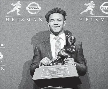  ?? CRAIG RUTTLE
THE ASSOCIATED PRESS ?? Oklahoma quarterbac­k Kyler Murray, pictured here with the Heisman Trophy, was also drafted by baseball’s Oakland A’s in June.