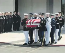  ?? EFE ?? Honores. La guardia de honor transporta el cuerpo del senador John McCain al salir de la iglesia bautista North Phoenix rumbo al aeropuerto Sky Harbor en Phoenix, Arizona.