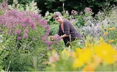  ?? FOTO: THORSTEN LINDEKAMP ?? Kerstin Hakenbeck in ihrem Garten. Sie wohnt mit ihrem Mann seit 1995 in Vrasselt am Marienweg.