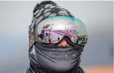  ?? Foto: Sven Simon ?? Modell Astronaut: Nur noch die Nasenspitz­e bleibt bei der Vollvermum­mung dieses Freestyler­s im eiskalten Snow Park von Pyeongchan­g frei.