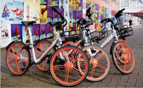  ?? Foto: nd/Ulli Winkler ?? Sinnvolles Angebot oder materialis­ierter Wahnsinn der Start-Up-Wirtschaft? Leihräder des chinesisch­en Anbieters moBike vor dem SEZ