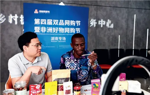  ?? (COURTESY OF RWANDAN EMBASSY IN CHINA) ?? Livestream­ing hosts promote African products during the shopping festival