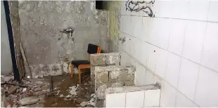  ??  ?? Una de las baterías de baños que han sido sometidas a remodelaci­ones en el parque Cibao.