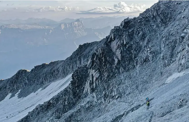  ?? ?? Dues persones travessen la zona del Grand Couloir de Goûter, la ruta clàssica per ascendir al Mont Blanc