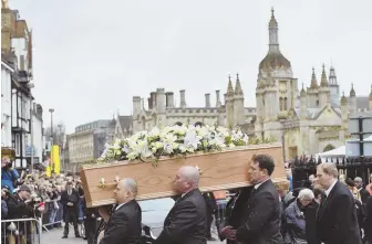  ?? AP PHOTO ?? SOLEMN PROCESSION: The coffin of professor Stephen Hawking arrives as mourners gather yesterday to pay their respects in Cambridge, England.