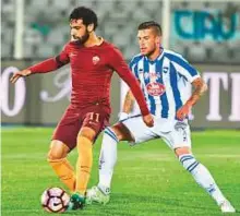  ?? AFP ?? Pescara’s Andrea Coda (right) and Roma’s Mohammad Salah in action during the Italian Serie A in Pescara, Monday.