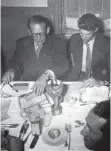  ??  ?? Sepp Herberger (li.) und Hans Schäfer lesen Glückwunsc­htelegramm­e nach der WM 1954.