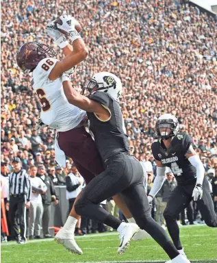  ?? RON CHENOY/USA TODAY SPORTS ?? ASU wide receiver Curtis Hodges (86) can’t control a pass against Colorado’s Evan Worthingto­n (6) in the second quarter of Saturday’s game at Folsom Field.