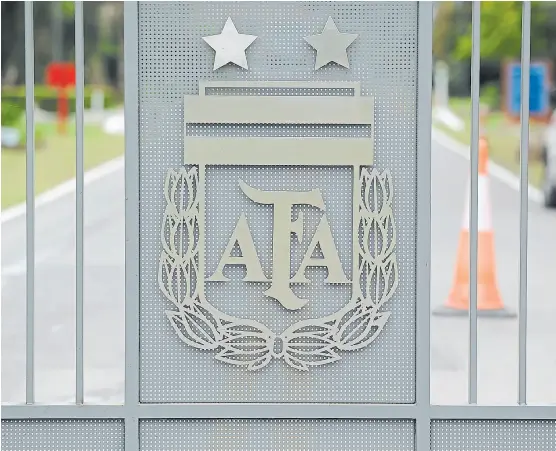  ?? M. alfieri ?? El portón del predio de la AFA, en Ezeiza, custodia el mundo selección, un ámbito que abandonó la moderación de etapas anteriores