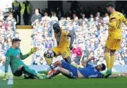  ?? Picture: AFP ?? CRUCIAL STOP: Crystal Palace goalkeeper Wayne Hennessey, left, saves from Chelsea striker Diego Costa