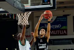  ?? (Foto Ciamillo) ?? Mercoledì Un momento del match di Eurocup con Nanterre