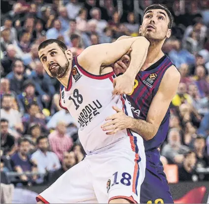  ?? FOTO: GERARD FRANCO CRESPO ?? Adreien Moerman y Pierre Oriola, luchando por el rebote en el encuentro de ayer entre el Barça y el Anadolu Efes