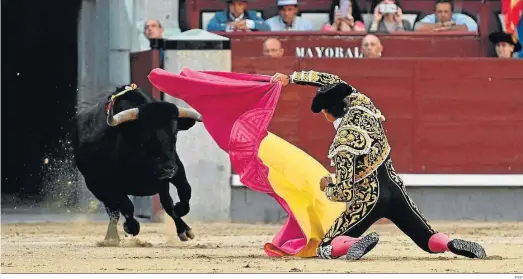  ?? EFE ?? Manuel Escribano, parando a porta gayola, en la tarde de ayer en Las Ventas.