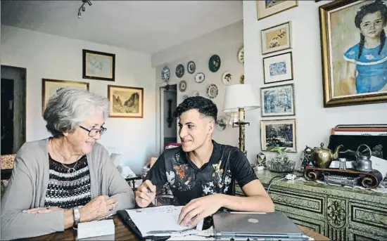  ?? ÀLEX GARCIA ?? Victoria y Brahim, con los deberes de inglés, fotografia­dos el lunes por la tarde en el salón de su casa, en Barcelona