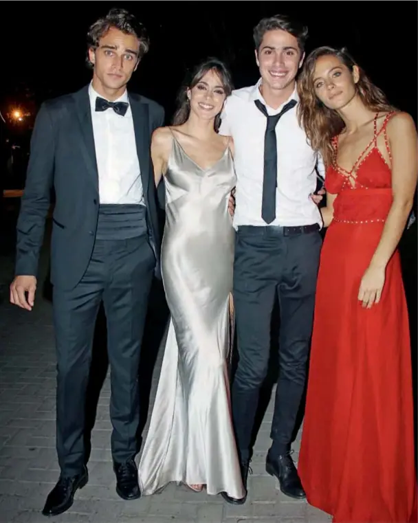  ??  ?? Noche romántica. La pareja disfrutó del “Prix Barón B”, en el Hipódromo de Palermo, con Fran, hermano de Tini, y su novia, Violeta Juni.