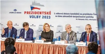  ?? Foto: Petr Topič, MAFRA ?? Kandidáti debatovali Pavel Fischer, Marek Hilšer, Danuše Nerudová, Petr Pavel a Josef Středula diskutoval­i včera na akci spolupořád­ané portálem iDNES.cz o bezpečnost­i.