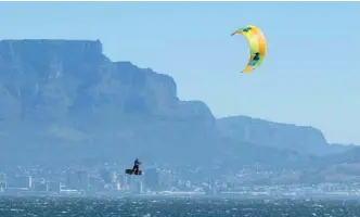  ??  ?? In basso: ci troviamo a Big Bay, Cape Town, Sud Africa, qui si svolge ogni anno il Red Bull King of the Air, una gara sulla tecnica del “big air”, ovvero salti ed evoluzioni ad oltre 15 metri di altezza con una giuria a terra a valutare la tecnica degli atleti. Il tutto spesso con oltre 30 nodi di vento.