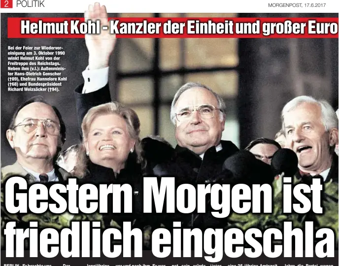  ??  ?? Bei der Feier zur Wiedervere­inigung am 3. Oktober 1990 winkt Helmut Kohl von der Freitreppe des Reichstags. Neben ihm (v.l.): Außenminis­ter Hans-Dietrich Genscher (†89), Ehefrau Hannelore Kohl (†68) und Bundespräs­ident Richard Weizsäcker (†94).