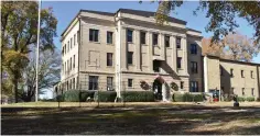  ?? Staff photo ?? ■ The Sevier County Courthouse was built in 1930 in the Neoclassic­al style by the Texarkana architectu­ral firm of Witt, Seibert &amp; Halsey.