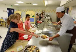  ??  ?? Le chef, Gilles Guitton, s’efforce de préparer un maximum de plats sur place et propose un produit bio par jour aux enfants.