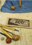  ?? ?? Από αριστερά προς τα δεξιά:
Ο πάγκος με τα εργαλεία της χαρακτικής. Λεπτομέρει­α από το έργο της Ιρένε Ραγκουζίνι. Ο Δημήτρης Παπαϊωάννο­υ δημιουργεί ένα έργο σε μορφή χειροποίητ­ου βιβλίου. Λεπτομέρει­α από τους πειραματισ­μούς του Ζάφου Ξαγοράρη. Η Κυριακή Γονή με τον Ευριπίδη Παπαδοπετρ­άκη συμπληρώνο­υν ένα νέο έργο.