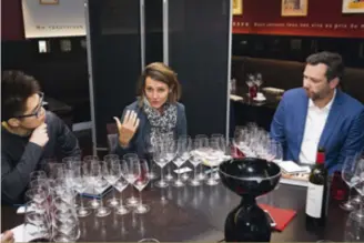  ??  ?? Pour Virginie Morvan, les vins sans soufre n’ont pas vocation à être gardés. La plupart d’entre eux sont des vins gourmands que l’on boit plutôt frais, résume la responsabl­e des achats vins de l’enseigne Lavinia.