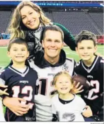  ?? INSTAGRAM ?? Con su marido, el jugador Tom Brady, sus dos hijos y el hijo de él.