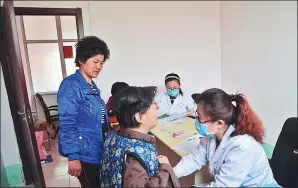  ?? ZHAO YUGUO / FOR CHINA DAILY ?? Villagers undergo checks for cervical and breast cancer at the family planning office in Liaocheng city, Shandong province.
