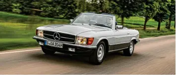  ?? Fotos: Mercedes‰Benz AG ?? Dauerbrenn­er: Mercedes ließ den R 107 von 1971 bis 1989 von den Bändern rollen. Heute ist der charakteri­stische Roadster im‰ mer noch relativ häufig auf der Straße zu sehen.