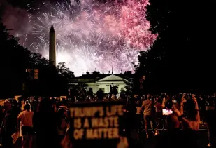  ??  ?? A SUPERSPREA­DER SPECTACLE
Protesters outside the White House on the last night of the Republican National Convention,
where Trump’s mostly maskless supporters packed onto the South Lawn for fireworks