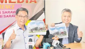  ?? — Gambar Chimon Upon ?? LULUS: Abdul Karim bersama Snowdan menunjukka­n gambaran pusat latihan dan gelanggang wushu bakal dibina di Petra Jaya awal tahun depan.
