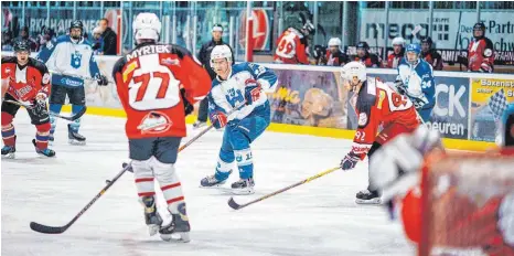  ?? FOTO: BJÖRN KUHLE ?? Die Eiskratzer Ravensburg, hier gegen die Rockets Freiburg, richten in Füssen den Deutschen Polizei-Eishockey-Cup aus.