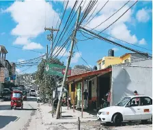  ?? FOTO: EL HERALDO ?? El madero se encuentra sostenido por los cables del tendido eléctrico y por un tensado cable de metal.