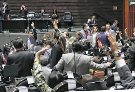  ?? LAURA LOVERA ?? Legislador­es aprobaron
ayer la Ley Federal de Derechos