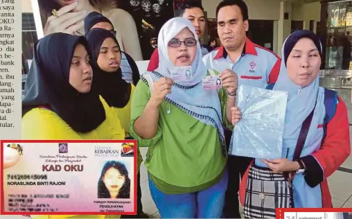  ?? FOTO: NURUL AMANINA SUHAINI ?? NORASLINDA (tiga dari kiri) bersama Mohammad Faiz (dua dari kanan) menunjukka­n bukti kad OKU (gambar kecil) dan salinan laporan polis yang dibuat.