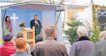  ?? FOTO: PRIVAT ?? Mit seiner mobilen Kirche erreicht Pfarrer Sebastian Walde aus Heinsberg auch Menschen, die sonst nicht den Gottesdien­st besuchen – wie hier auf einem Weihnachts­markt.