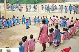  ??  ?? Oggi e domani Sopra, un centro per bambini in Camerun, cui andranno alcune delle strutture Ferrero utilizzate dal gruppo durante l’Esposizion­e Universale (a lato).