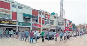  ?? RAVI KUMAR/HT ?? CHANDIGARH ON A HIGH: A long queue outside a liquor vend in Sector 9 in Chandigarh on Monday. The liquor prices saw an increase of 30% in the city. In Punjab, vends were not open.