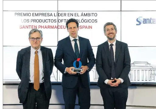  ?? ?? Fernando Álvarez, director general de la empresa en España y Portugal, recibió el galardón de manos del consejero madrileño y de Francisco Marhuenda