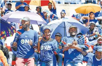  ?? Picture: SIMPHIWE NKWALI ?? BACKING CHANGE: Party supporters at the DA’s manifesto launch