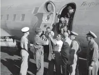  ?? (Wikimedia Commons) ?? JEWISH AGENCY representa­tives meet Yemenite immigrants arriving at Lod Airport in 1949.